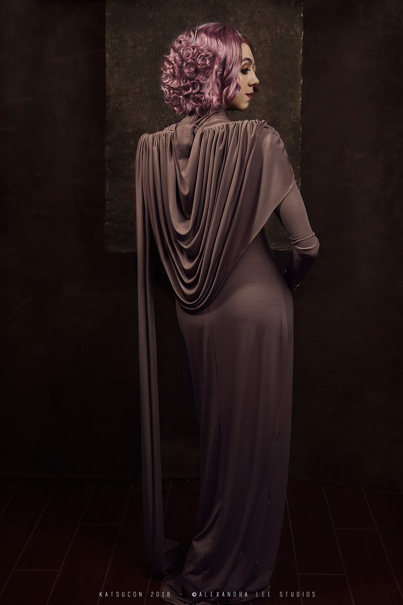 Illustration for article titled Time For Some Vice Admiral Holdo Cosplay